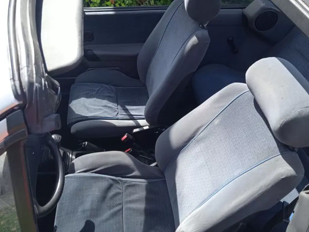 Ford Escort Cabrio 1988 - 7500 EUR, 91460 km - AUTO.MOTO.pt - 91460km - foto 9 de 12