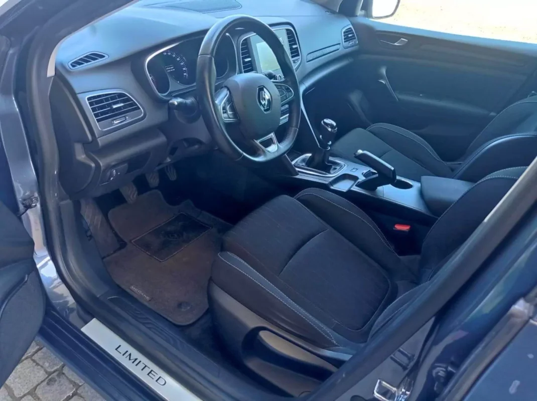 Renault Mégane Sport Tourer 2018 - 10990 EUR, 254300 km - AUTO.MOTO.pt - 254300km - foto 10 de 14