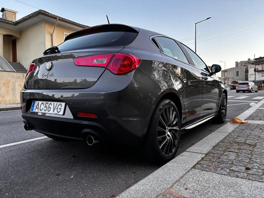 Alfa Romeo Giulietta 2013 - 11500 EUR, 140000 km - AUTO.MOTO.pt - 140000km - foto 4 de 14