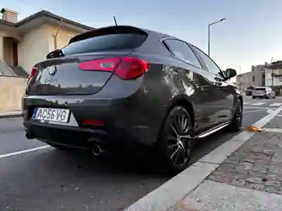 Alfa Romeo Giulietta 2013 - 11500 EUR, 140000 km - AUTO.MOTO.pt - 140000km - foto 4 de 14