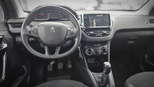 Peugeot 208 2012 - 7450 EUR, 127525 km - AUTO.MOTO.pt - 127525km - foto 9 de 16