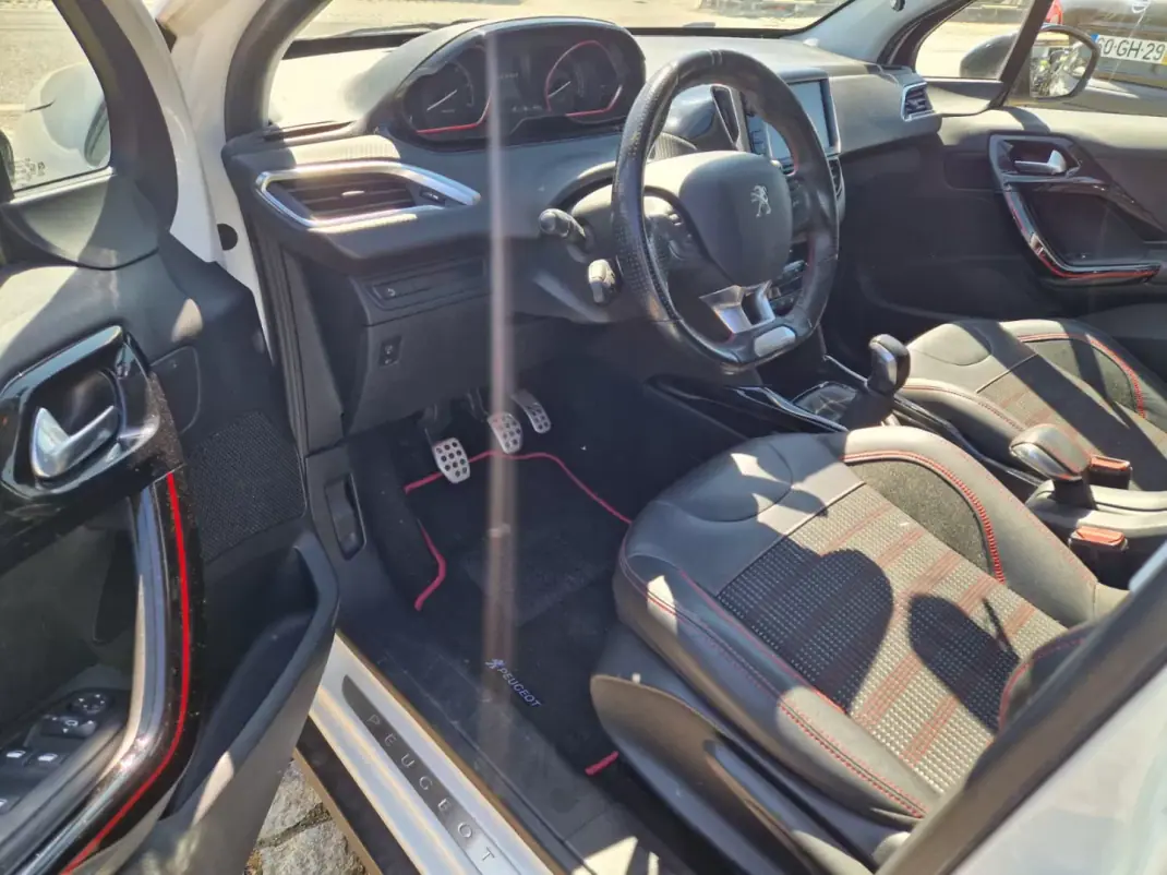 Peugeot 2008 2017 - 12990 EUR, 190000 km - AUTO.MOTO.pt - 190000km - foto 8 de 10