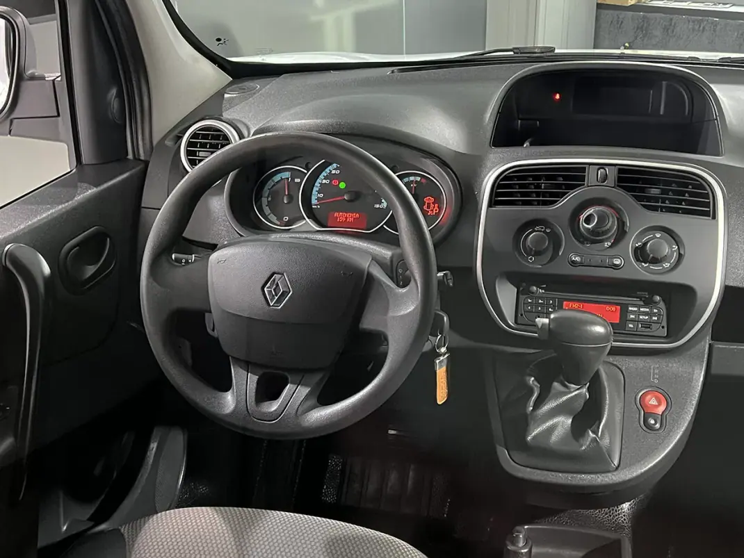 Renault 2021 - 11600 EUR, 110358 km - AUTO.MOTO.pt - 110358km - foto 9 de 20