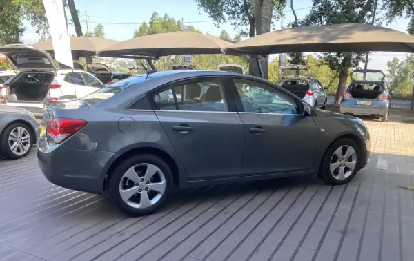 Chevrolet Cruze 2011 - 7300 EUR, 183000 km - AUTO.MOTO.pt - 183000km - foto 6 de 19