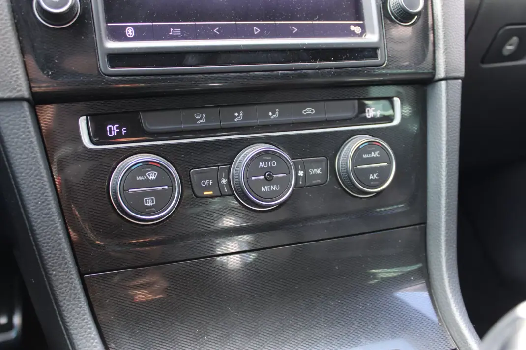 Volkswagen Golf 2015 - 12900 EUR, 233561 km - AUTO.MOTO.pt - 233561km - foto 14 de 27