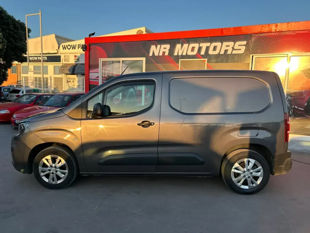 Peugeot PARTNER GIRAFON 2020 - 12990 EUR, 80000 km - AUTO.MOTO.pt - 80000km - foto 4 de 16