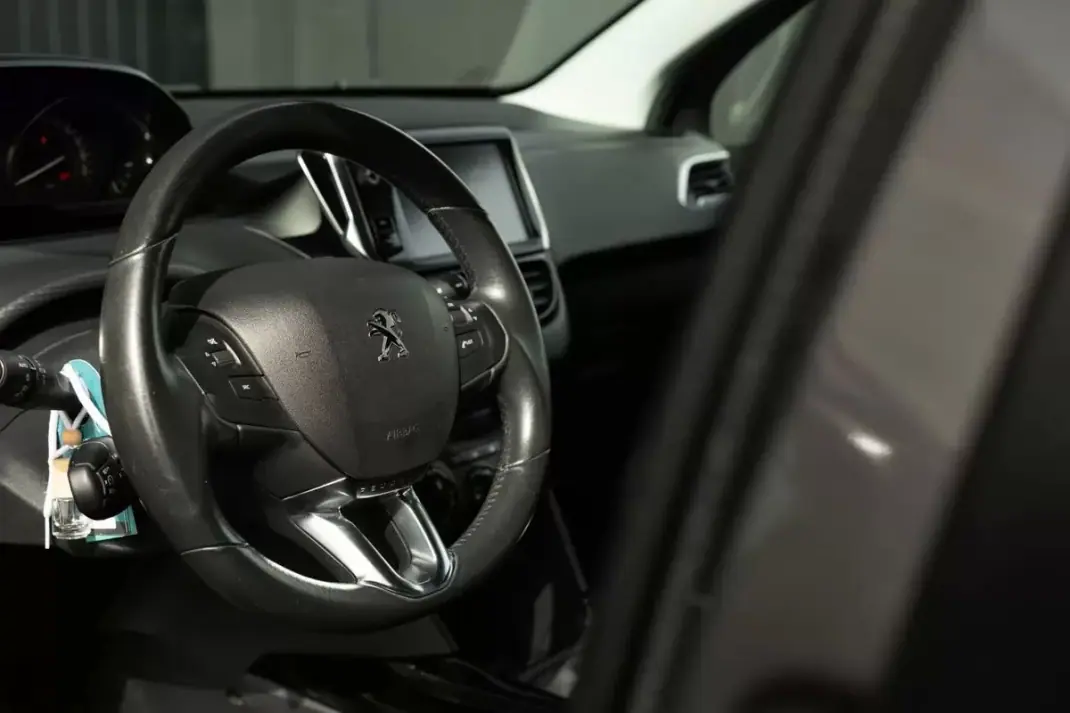 Peugeot 2008 2019 - 12999 EUR, 105150 km - AUTO.MOTO.pt - 105150km - foto 12 de 25