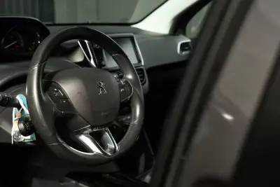 Peugeot 2008 2019 - 12999 EUR, 105150 km - AUTO.MOTO.pt - 105150km - foto 12 de 25