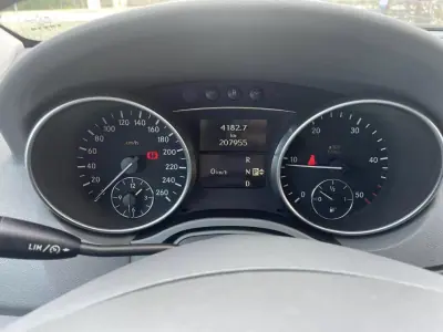 Mercedes-Benz ML 320 2005 - 18900 EUR, 207000 km - AUTO.MOTO.pt - 207000km - foto 10 de 11