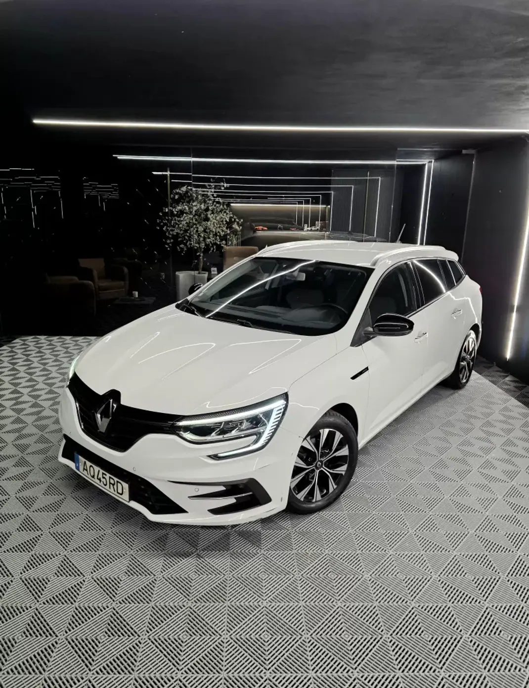 Renault Mégane Sport Tourer 2022 - 16750 EUR, 128121 km - AUTO.MOTO.pt - 128121km - foto 2 de 18