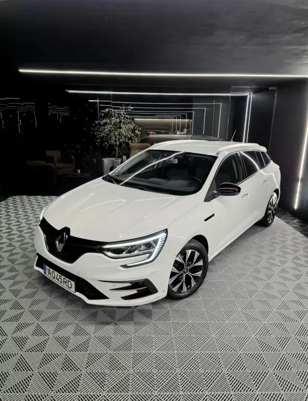 Renault Mégane Sport Tourer 2022 - 15750 EUR, 128121 km - AUTO.MOTO.pt - 128121km - foto 2 de 18