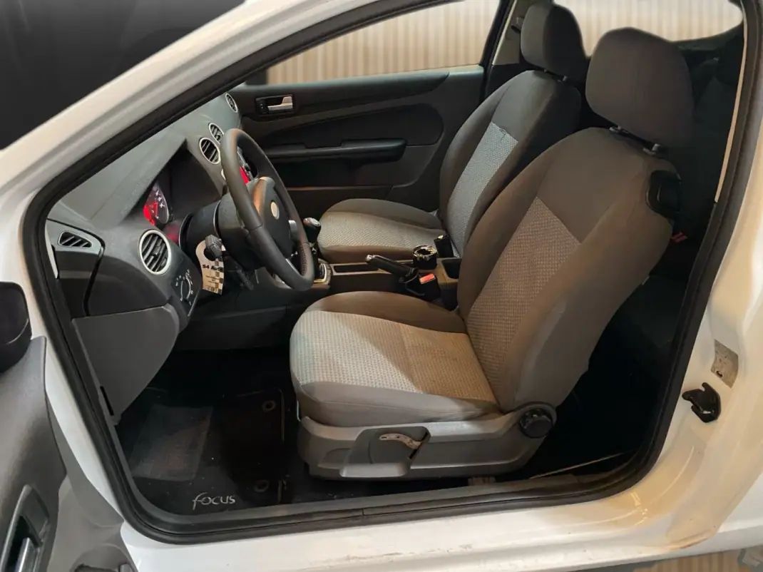 Ford Focus 2007 - 2750 EUR, 381400 km - AUTO.MOTO.pt - 381400km - foto 7 de 19