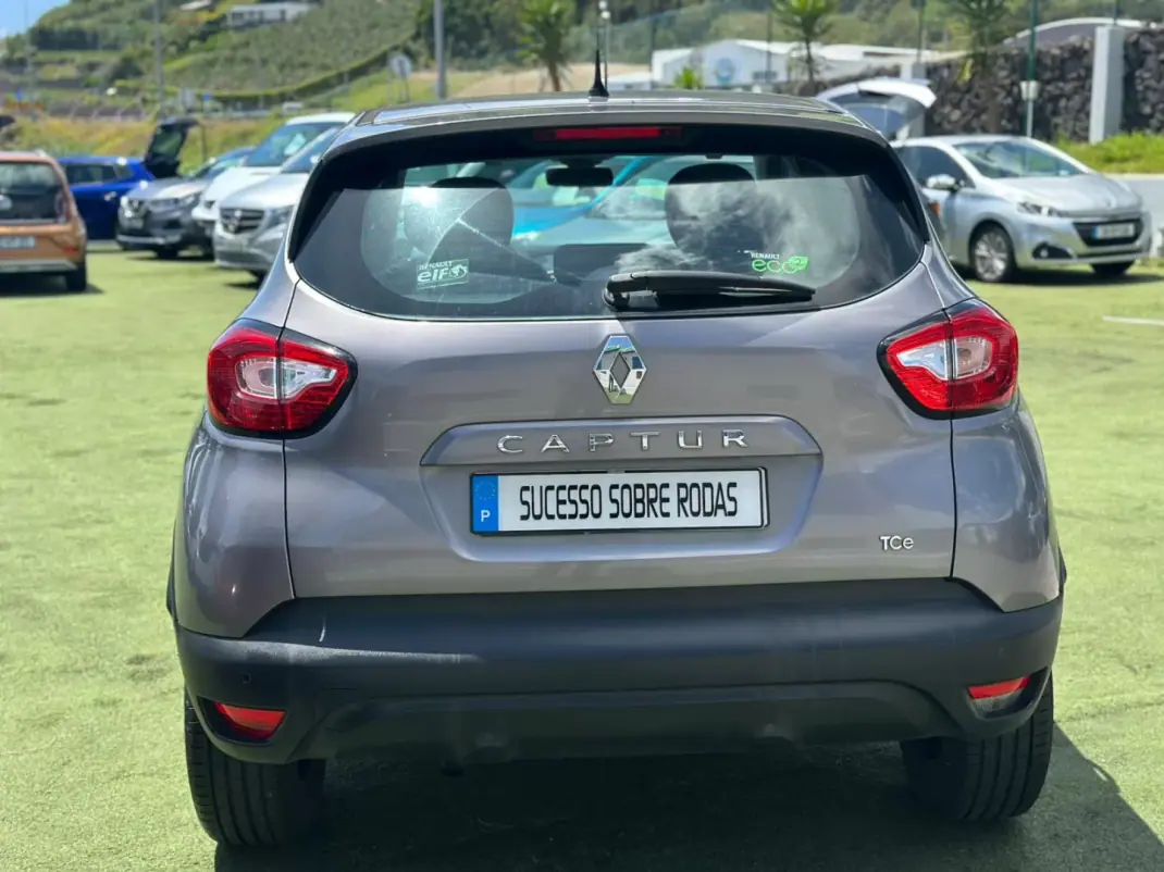 Renault Captur 2015 - 13990 EUR, 56433 km - AUTO.MOTO.pt - 56433km - foto 5 de 17