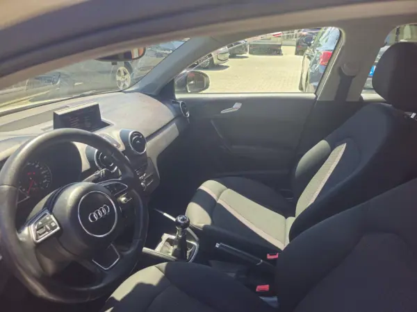 Audi A1 Sportback 2013 - 9500 EUR, 141870 km - AUTO.MOTO.pt - 141870km - foto 8 de 12