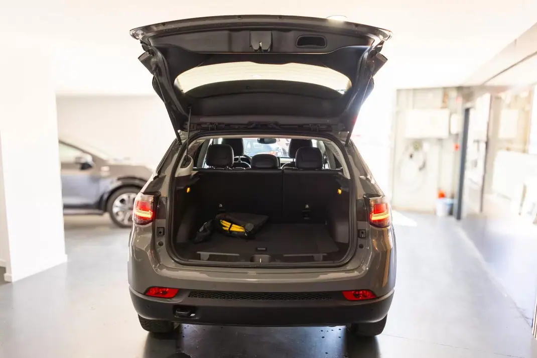 Jeep Compass 2023 - 27500 EUR, 56704 km - AUTO.MOTO.pt - 56704km - foto 8 de 14