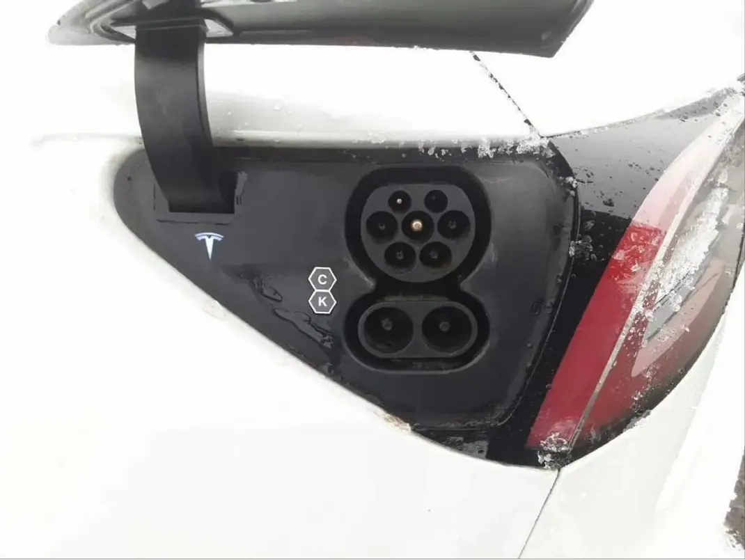 Tesla Model 3 2021 - 27980 EUR, 77857 km - AUTO.MOTO.pt - 77857km - foto 9 de 10