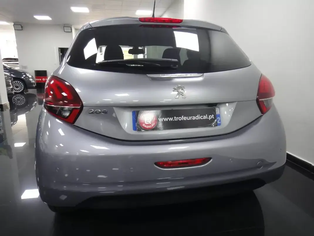 Peugeot 208 2019 - 11490 EUR, 71000 km - 71000km - foto 21 de 24