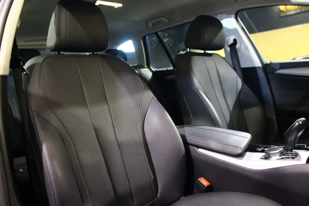 BMW 520 2023 - 29900 EUR, 165000 km - AUTO.MOTO.pt - 165000km - foto 15 de 33