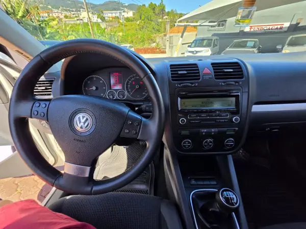 Volkswagen Jetta 2009 - 8750 EUR, 215000 km - AUTO.MOTO.pt - 215000km - foto 4 de 6