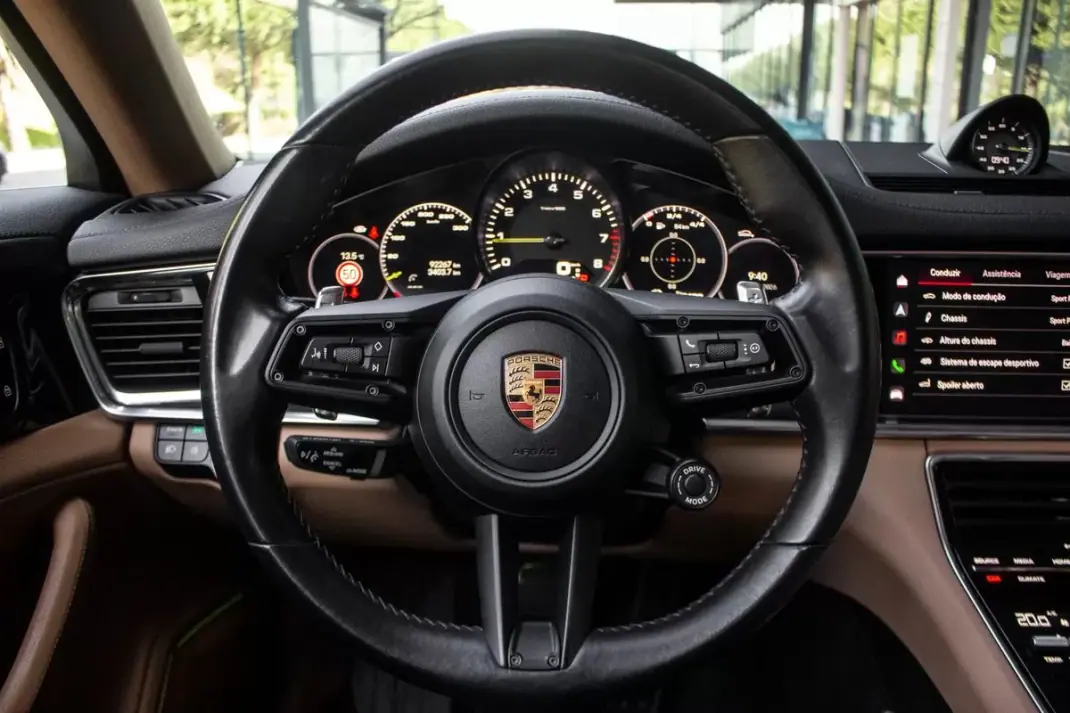 Porsche Panamera 2022 - 99950 EUR, 92267 km - AUTO.MOTO.pt - 92267km - foto 13 de 49