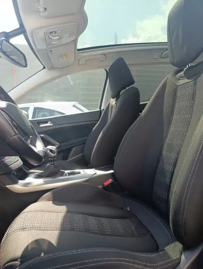 Peugeot 308 SW 2015 - 10500 EUR, 210000 km - AUTO.MOTO.pt - 210000km - foto 8 de 10
