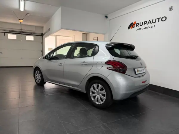 Peugeot 208 2015 - 8500 EUR, 152000 km - 152000km - foto 4 de 26