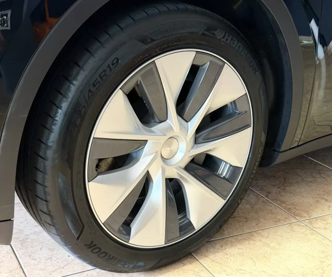 Tesla Model Y 2023 - 36500 EUR, 16200 km - 16200km - foto 6 de 15