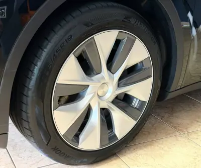 Tesla Model Y 2023 - 36500 EUR, 16200 km - 16200km - foto 6 de 15