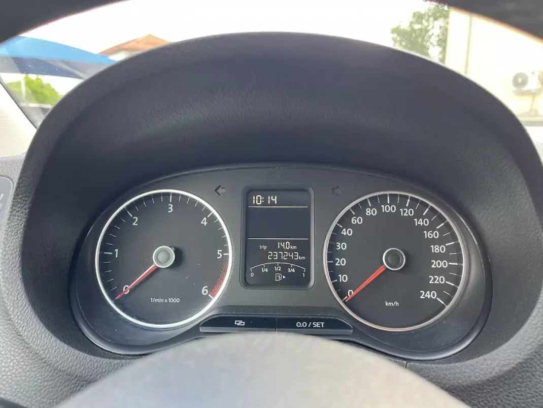 Volkswagen Polo 2009 - 6750 EUR, 237000 km - AUTO.MOTO.pt - 237000km - foto 15 de 41