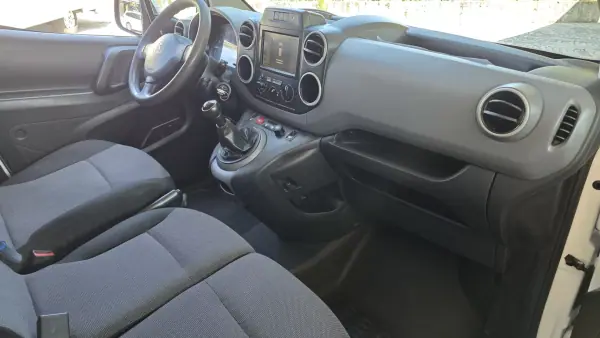 Peugeot Partner 2018 - 11490 EUR, 159000 km - AUTO.MOTO.pt - 159000km - foto 14 de 18
