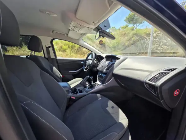 Ford Focus SW 2013 - 9990 EUR, 260000 km - AUTO.MOTO.pt - 260000km - foto 8 de 12