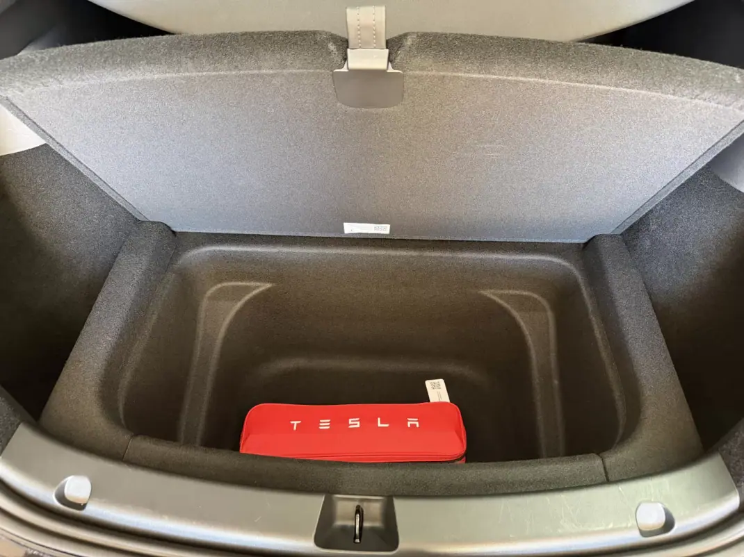 Tesla Model Y 2023 - 36500 EUR, 16200 km - 16200km - foto 14 de 15