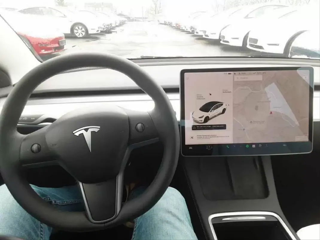 Tesla Model 3 2021 - 27980 EUR, 77857 km - AUTO.MOTO.pt - 77857km - foto 5 de 10