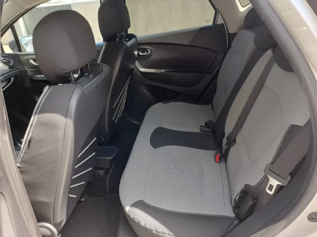 Renault Captur 2015 - 12500 EUR, 154000 km - AUTO.MOTO.pt - 154000km - foto 11 de 14