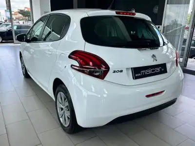 Peugeot 208 2018 - 11990 EUR, 141744 km - AUTO.MOTO.pt - 141744km - foto 16 de 21