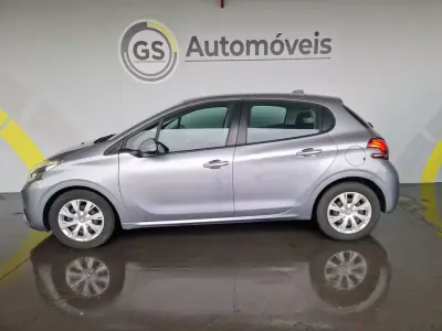 Peugeot 208 2019 - 13750 EUR, 180000 km - AUTO.MOTO.pt - 180000km - foto 8 de 11