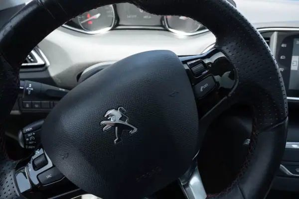Peugeot 308 2016 - 11250 EUR, 241177 km - AUTO.MOTO.pt - 241177km - foto 15 de 22