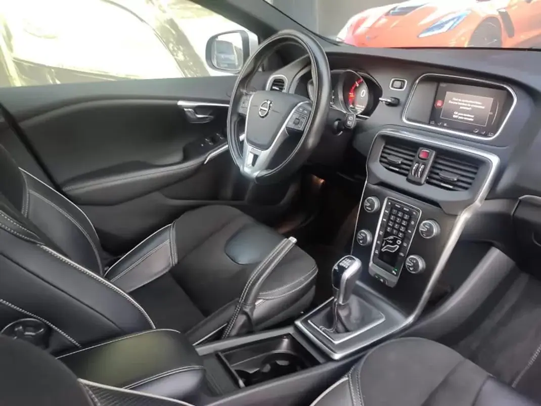 Volvo V40 2018 - 17500 EUR, 185000 km - AUTO.MOTO.pt - 185000km - foto 25 de 28