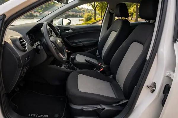 SEAT Ibiza 2017 - 8950 EUR, 106000 km - AUTO.MOTO.pt - 106000km - foto 6 de 8