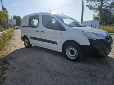 Peugeot Partner 2016 - 8750 EUR, 170000 km - AUTO.MOTO.pt - 170000km - foto 3 de 6
