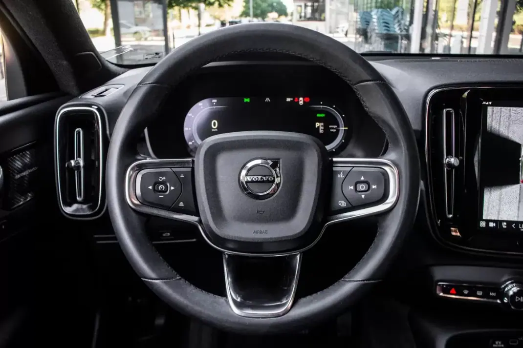 Volvo XC 40 2023 - 31850 EUR, 84500 km - AUTO.MOTO.pt - 84500km - foto 13 de 43