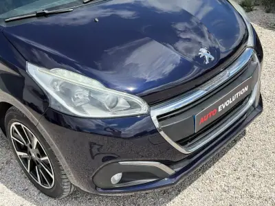 Peugeot 208 2015 - 9450 EUR, 145000 km - AUTO.MOTO.pt - 145000km - foto 13 de 15