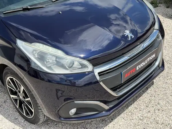 Peugeot 208 2015 - 9450 EUR, 145000 km - AUTO.MOTO.pt - 145000km - foto 13 de 15