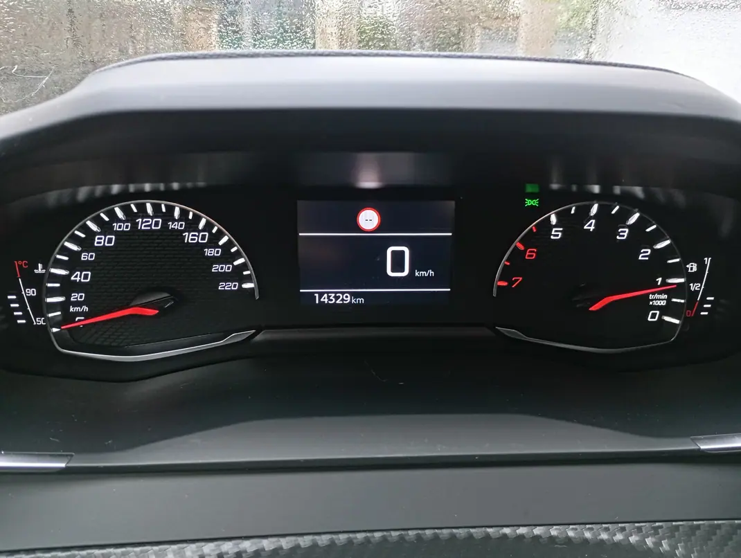 Peugeot 208 2022 - 12950 EUR, 14000 km - AUTO.MOTO.pt - 14000km - foto 7 de 9