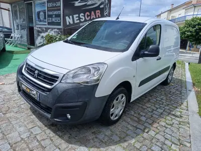 Peugeot Partner 1.6 HDI 100cv 3 Lug 2017 - 9990 EUR, 206284 km - AUTO.MOTO.pt - 206284km - foto 2 de 8
