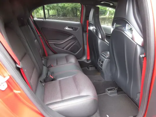 Mercedes-Benz A 45 AMG 2017 - 38990 EUR, 110000 km - AUTO.MOTO.pt - 110000km - foto 35 de 56