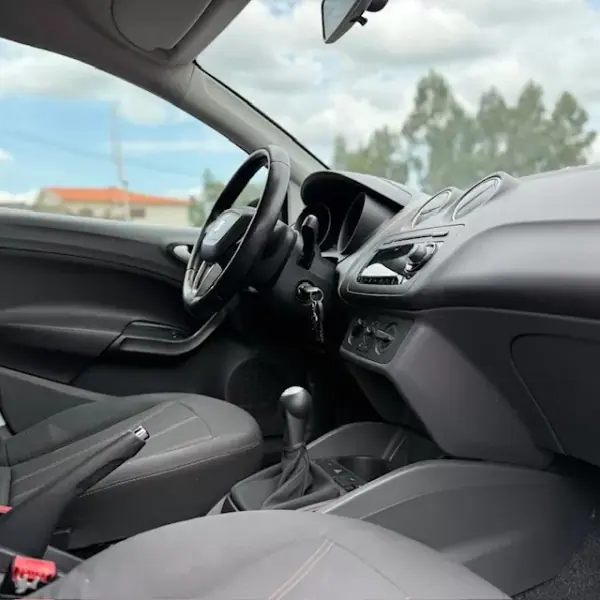 SEAT Ibiza 2011 - 5500 EUR, 210000 km - AUTO.MOTO.pt - 210000km - foto 9 de 20