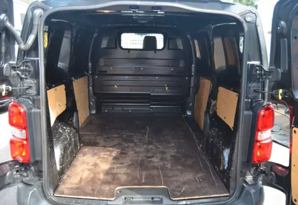 Citroën Jumpy 2015 - 9000 EUR, 159000 km - AUTO.MOTO.pt - 159000km - foto 8 de 11