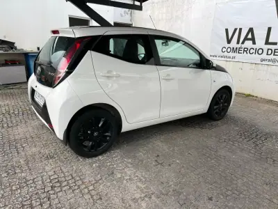 Toyota Aygo 2016 - 10900 EUR, 89310 km - AUTO.MOTO.pt - 89310km - foto 6 de 15