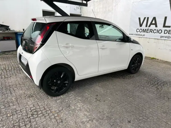 Toyota Aygo 2016 - 10900 EUR, 89310 km - AUTO.MOTO.pt - 89310km - foto 6 de 15